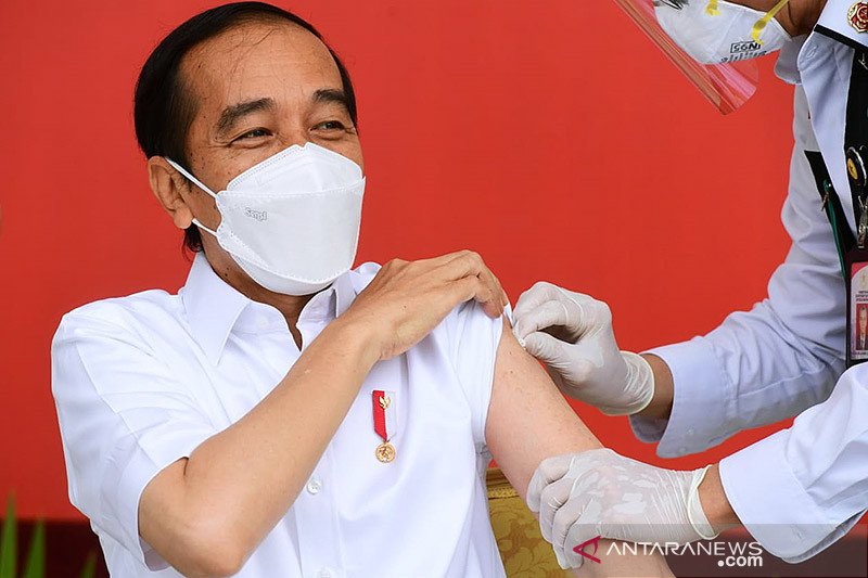 Arsip. Presiden Joko Widodo disuntik dosis pertama vaksin COVID-19 produksi Sinovac di beranda Istana Merdeka, Jakarta, Rabu (13/1/2021). ANTARA/HO-Biro Pres Setpres/Muchlis Jr/aa. (Handout Biro Pres Setpres/Muchlis Jr)

