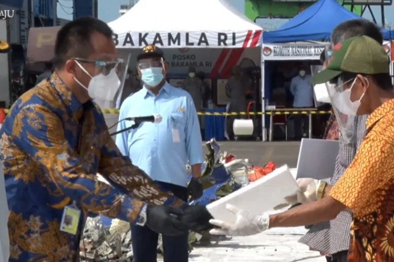 Santunan untuk Keluarga Korban SJ-182 Diserahkan di JICT