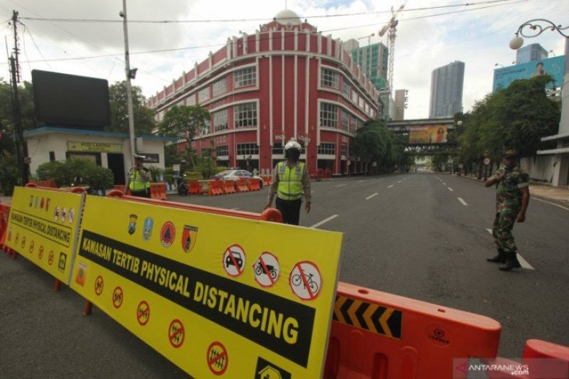 Foto dokumentasi penutupan Jalan Tunjungan Surabaya saat diberlakukan sebagai Kawasan Tertib "Physical Distancing" pada bulan Maret 2020. (ANTARA Jatim/Didik Suhartono)

