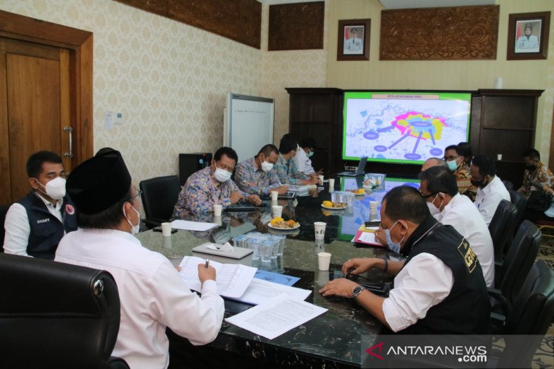 Pelaksanaan rapat yang membahas banjir di Bengawan Jero, Kabupaten Lamongan (ANTARA /H.O/A.M)
