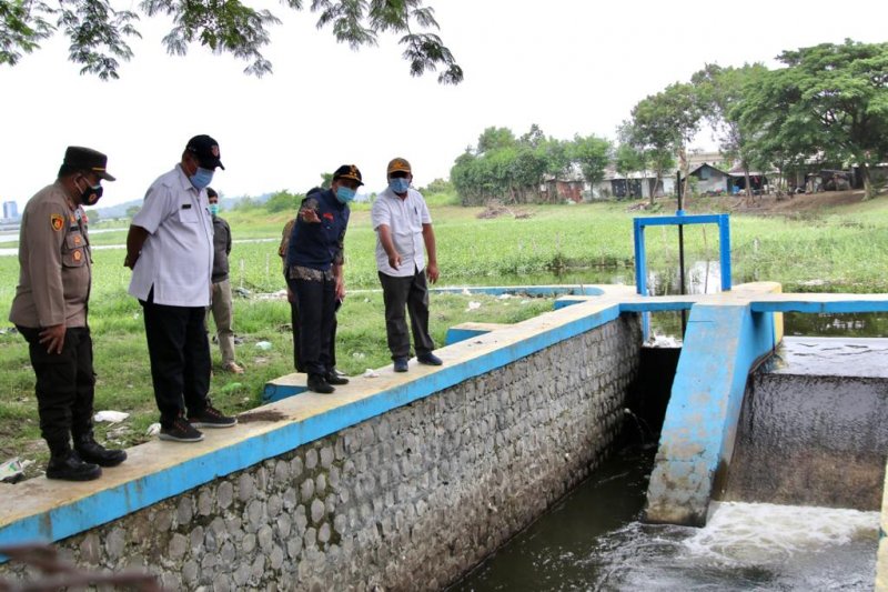 Wagub Jatim, Emil Dardak (Dua dari kanan) saat meninjau Waduk Bunder, Tambak Beras dan Kedanyang dalam upaya menangani banjir di Kali Lamong, Rabu (20/1) (Antara Jatim/HO Humas Pemprov Jatim/AM)

