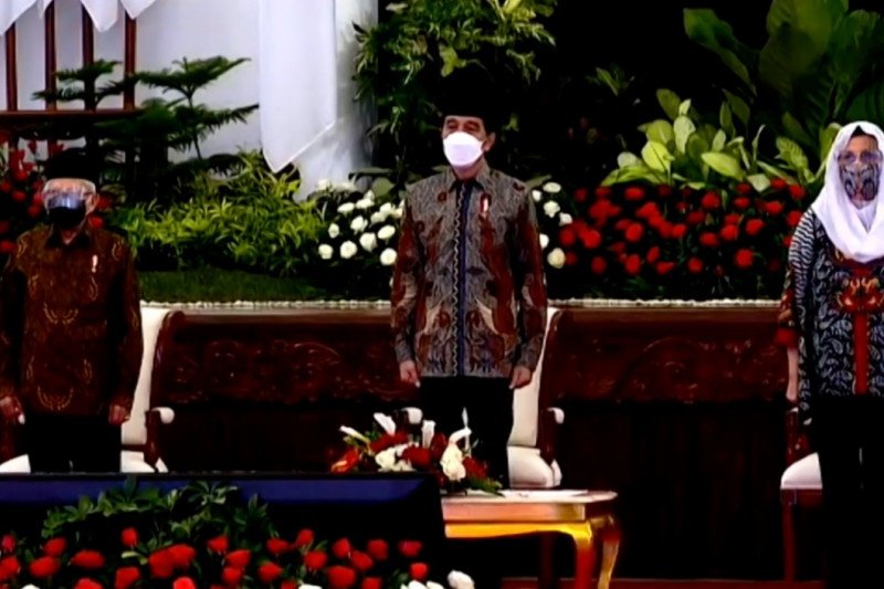 Tangkapan layar Youtube Presiden Joko Widodo (tengah) didampingi Wakil Presiden Ma'ruf Amin (kiri) dan Menteri Keuangan Sri Mulyani Indrawati meluncurkan Gerakan Nasional Wakaf Uang (GNWU) di Istana Negara Jakarta, Senin (25/1/2021). (TL)