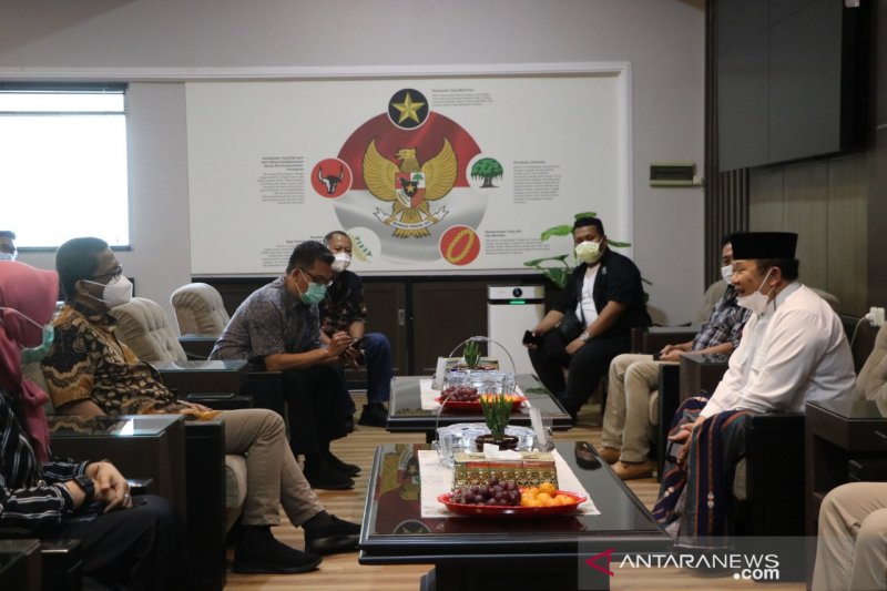Bupati Jember terpilih Hendy Siswanto (kanan) berbincang dengan Rektor Unej Iwan Taruna saat berkunjung ke Kampus Unej, Selasa (2/2/2021) (ANTARA/ HO - Humas Unej)

