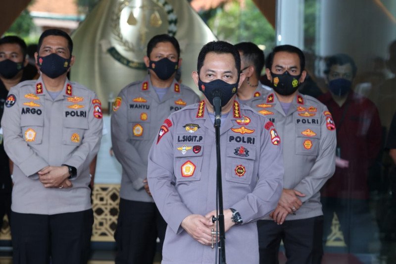 Kapolri Jenderal Pol. Listyo Sigit Prabowo (tengah) didampingi para pejabat utama Mabes Polri saat kunjungan silaturahmi di Kejaksaan Agung, Jakarta, Rabu (3-2-2021). ANTARA/HO-Polri

