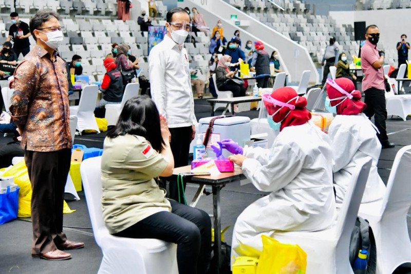 Presiden Jokowi meninjau pelaksanaan vaksinasi massal bagi para SDM di sektor kesehatan di Istora Gelora Bung Karno, Jakarta, Kamis (4/2) (Laily Rachev - Biro Pers Sekretariat Presiden)
