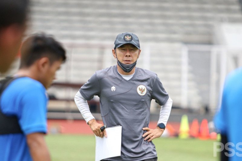 Pelatih tim nasional Indonesia Shin Tae-yong memimpin latihan skuadnya di Stadion Madya Gelora Bung Karno, Jakarta, Selasa (9/2/2021). Kegiatan yang akan berlangsung sampai 28 Februari 2021 tersebut menjadi bagian dari TC persiapan SEA Games 2021. (ANTARA
