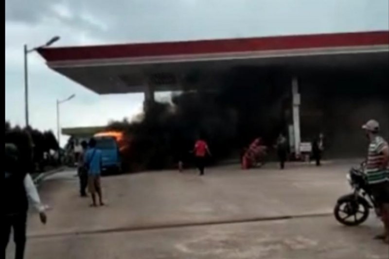 Tangkapan layar video warga saat kebakaran yang terjadi di SPBU di Kota Batam Kepualaun Riau, Sabtu(13/2/2021). ANTARA/Dokumen

