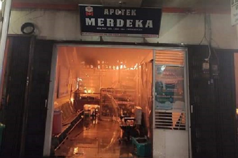 Sebuah apotek yang terletak di Jalan Diponegoro Singkawang, Kalimantam Barat, terbakar bersama enam ruko lain yang ada disekitarnya, pada Jumat dini hari pukul 03.00 WIB. (FORO ANTARA/Istimewa)

