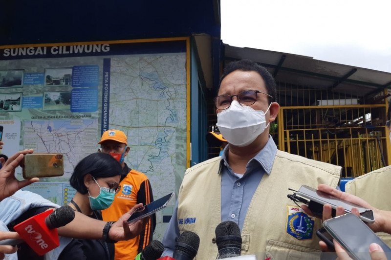 Gubernur DKI Jakarta Anies Baswedan memberikan pernyataan pada awak media usai meninjau perkembangan di Pos Pantau Pintu Air Manggarai, Jakarta Pusat, Minggu (21/2/2021). (ANTARA/Ricky Prayoga)