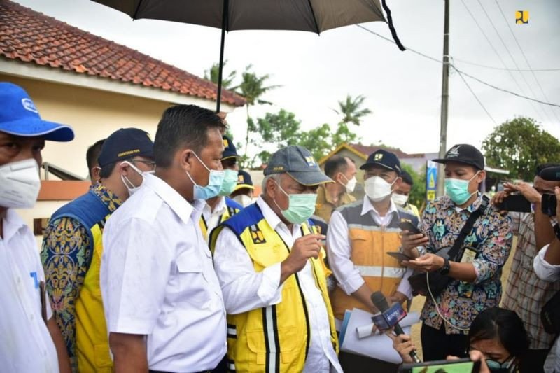 Menteri PUPR Basuki Hadimuljono saat meninjau lokasi jebolnya tanggul Sungai Citarum di Pebayuran, Kabupaten Bekasi, Jawa Barat. Dokumentasi Kementerian PUPR