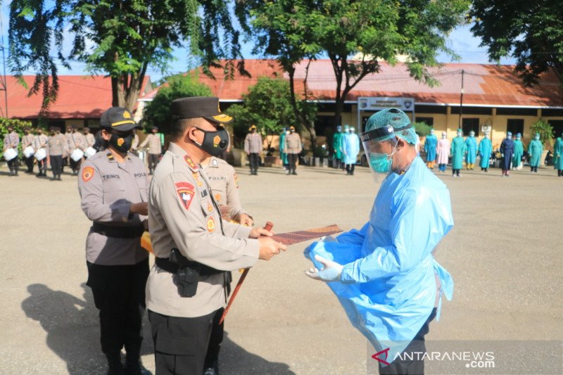 Kapolda NTT Irjen Pol Lotharia Katif (kiri) memberikan penghargaan kepada seorang petugas kesehatan di Kota Kupang, Senin (1/3). ANTARA/HO-Polda NTT
