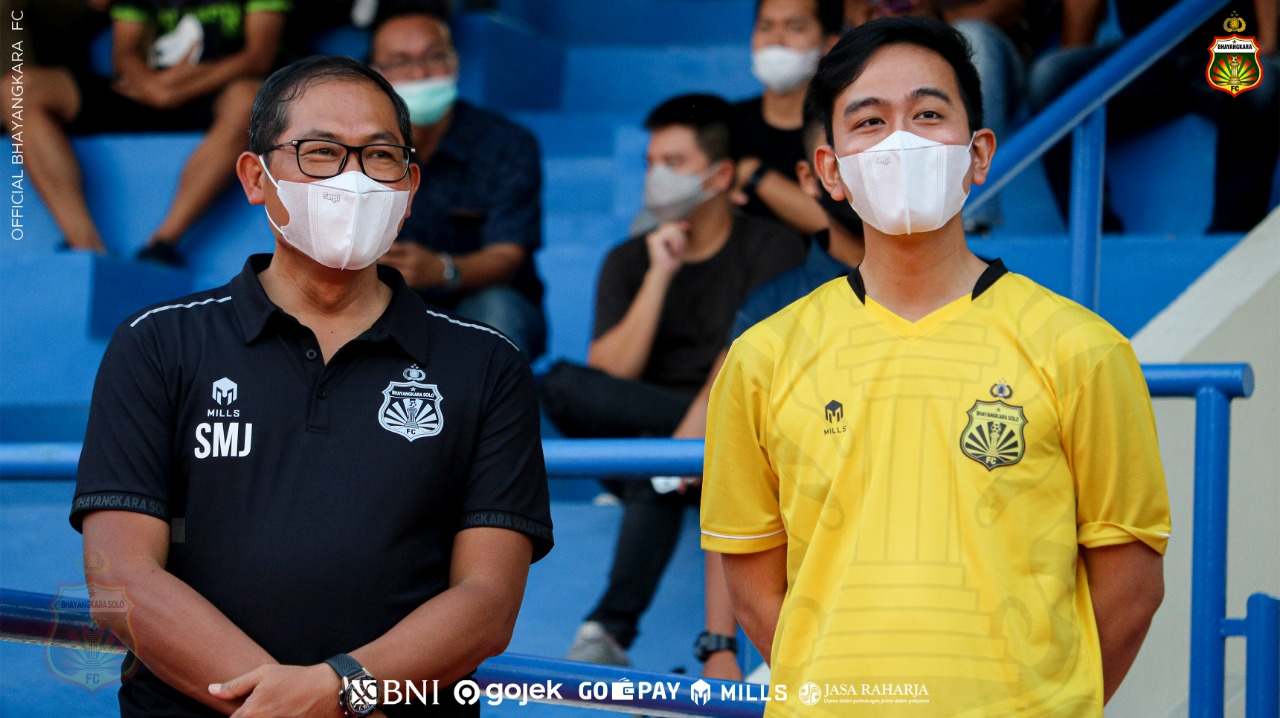 COO Bhayangkara FC, Kombes. Pol. Sumardji, S.H (kiri) bersama Walikota Solo, Gibran Rakabuming Raka (tengah) dan Direktur Utama Persis Solo, Kaesang Pangarep (kanan) BHAYANGKARA FC
