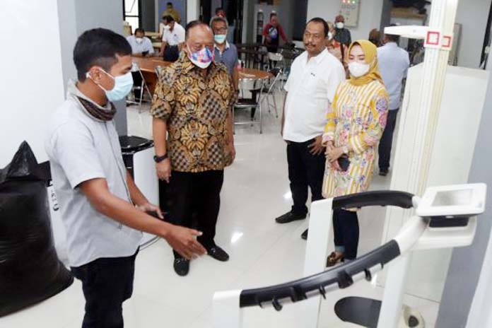 Ketua Umum KONI Pusat Marciano Norman berkunjung ke kantor KONI Jawa Timur (Jatim), Kamis (27/1). 