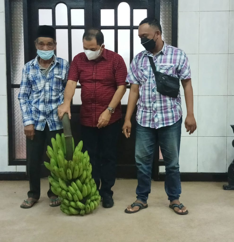 Mbah Sanan (80), warga Kampung Renteng Desa Sumber Wuluh, Candipuro, Lumajang bertemu dengan Bupati Semarang Ngesti Nugraha di rumah dinasnya, Senin (28/2/2022).