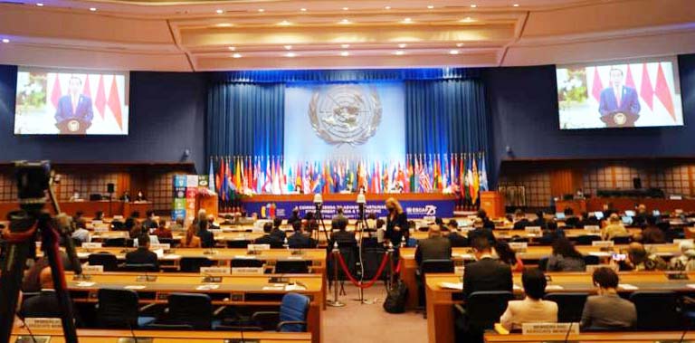Presiden Jokowi berpidato pada Sidang Komisi Ke-78 United Nations Economic and Social Commission for Asia and the Pacific (UNESCAP), secara virtual dari Istana Merdeka Jakarta, Senin (23/05/2022).



