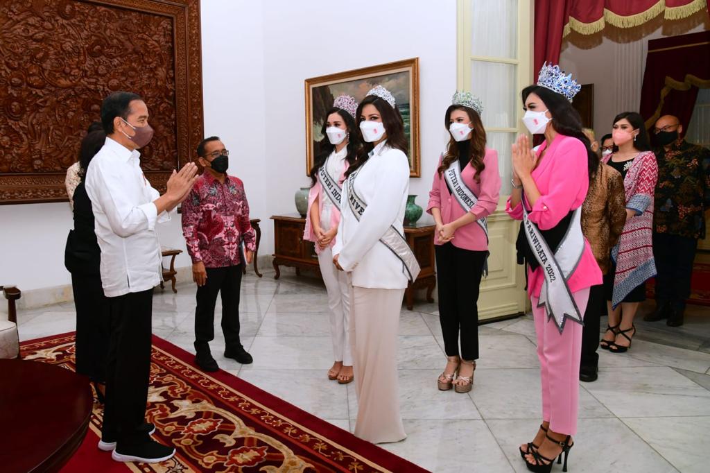 Presiden RI Joko Widodo (Jokowi) menerima kunjungan Puteri Indonesia 2022 Laksmi Shari Suardana, Puteri Indonesia Lingkungan 2022 Cindy May McGuire, dan Puteri Indonesia Pariwisata 2022 Adinda Chresheilla di Istana Merdeka Jakarta, Senin (30/05/2022).