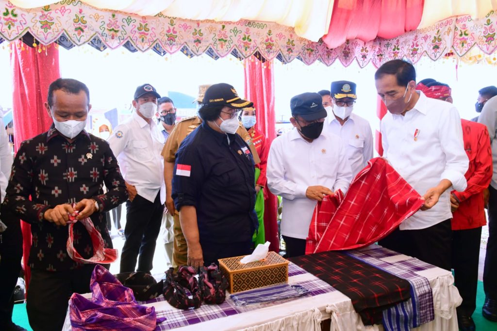 Presiden Jokowi tinjau pameran UMKM di Wakatobi, Kamis (09/06/2022). (Foto: BPMI Setpres/Muchlis Jr)

