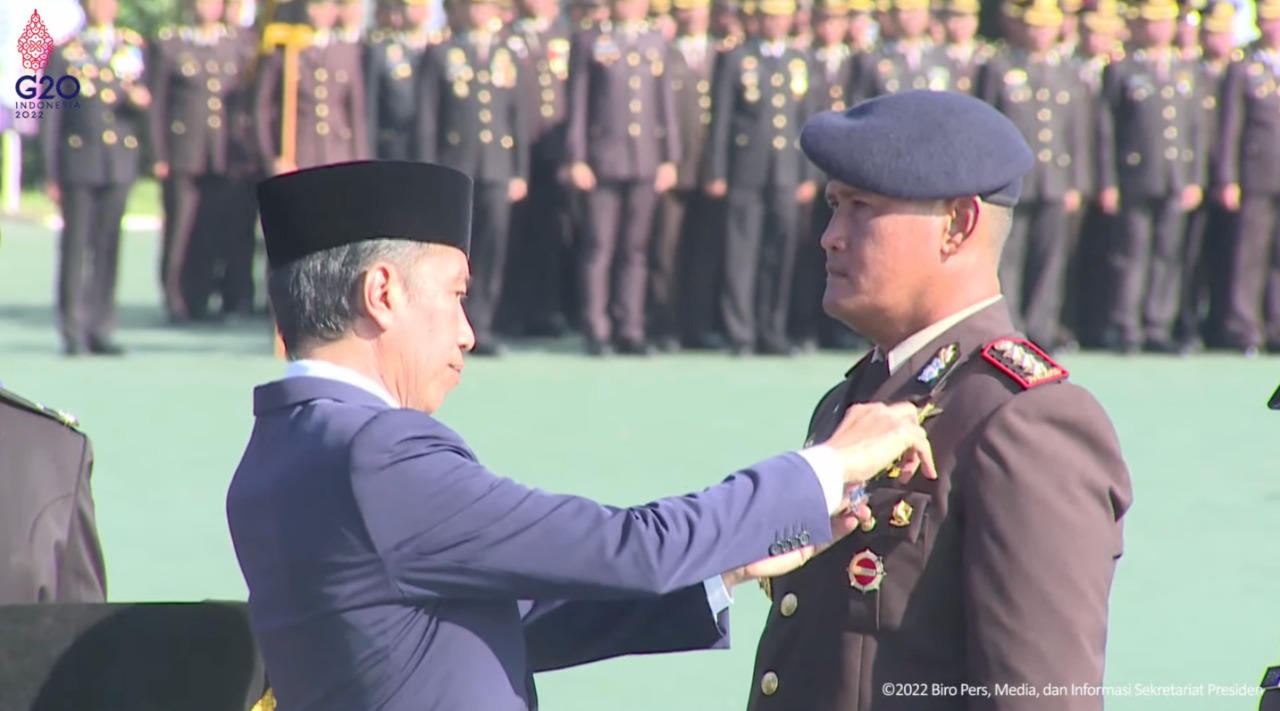 Presiden Anugerahkan Bintang Bhayangkara Nararya Bagi Tiga Personel