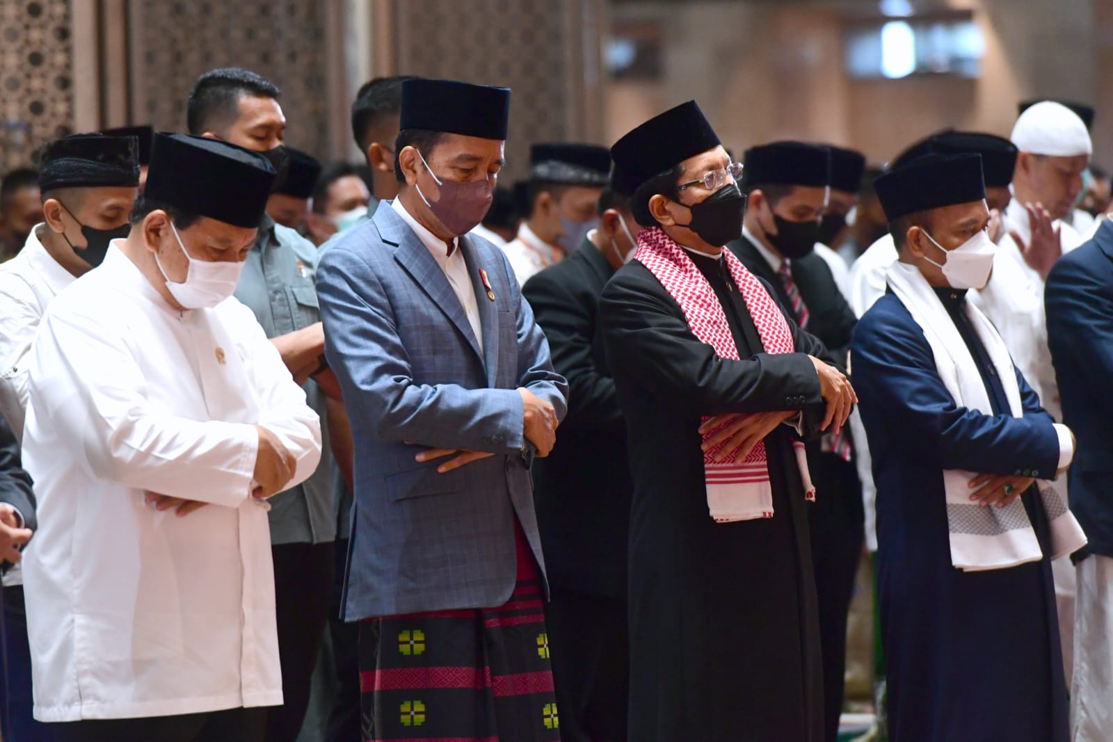 Presiden Jokowi menunaikan salat Iduladha 1443 Hijriah di Masjid Istiqlal, Jakarta, Minggu (10/07/2022). (Foto: BPMI Setpres/Muchlis Jr)

