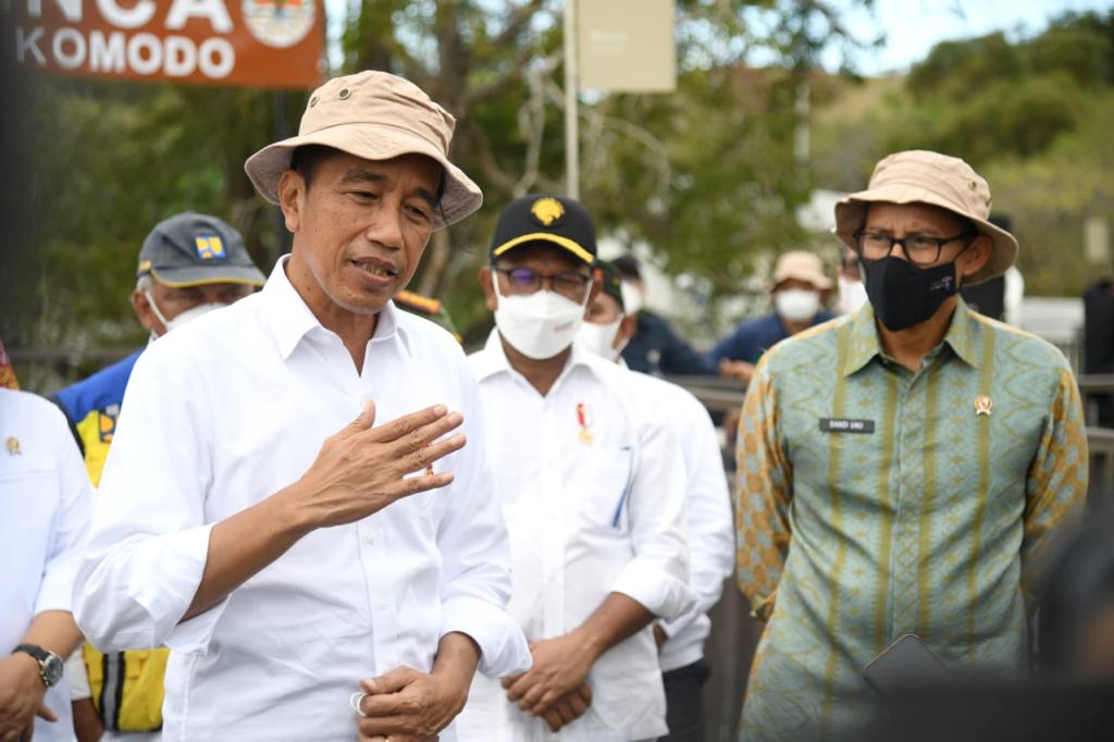 Presiden Joko Widodo menyampaikan keterangannya di Pulau Rinca, Taman Nasional Komodo, Kabupaten Manggarai Barat, Provinsi Nusa Tenggara Timur, pada Kamis, 21 Juli 2022. Foto: BPMI Setpres/Lukas