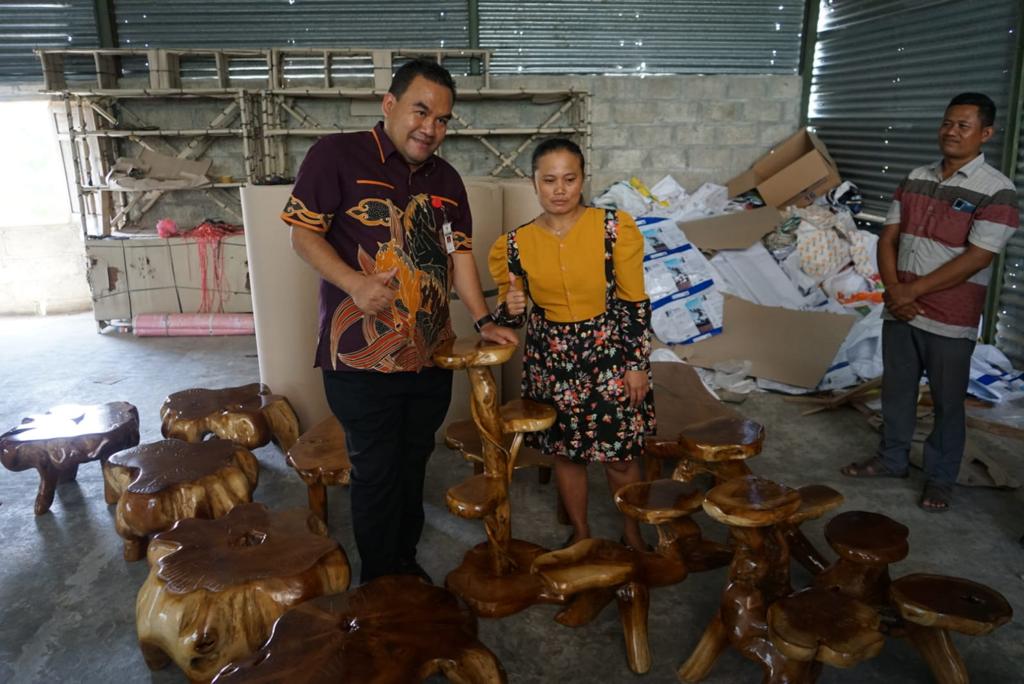Bupati Blora Arief Rohman saat mengunjungi salah satu tempat kerajinan kayu dan mebel di Desa Tempellemahbang, Kecamatan Jepon, 