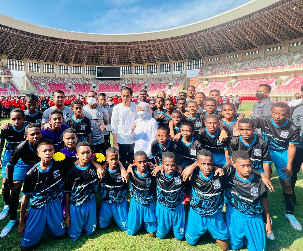 Presiden Jokowi dan Ibu Iriana bersama peserta Papua Football Academy (PFA) di Stadion Lukas Enembe, Kabupaten Jayapura, Papua, Rabu (31/08/2022). (Foto: BPMI Setpres/Lukas)
