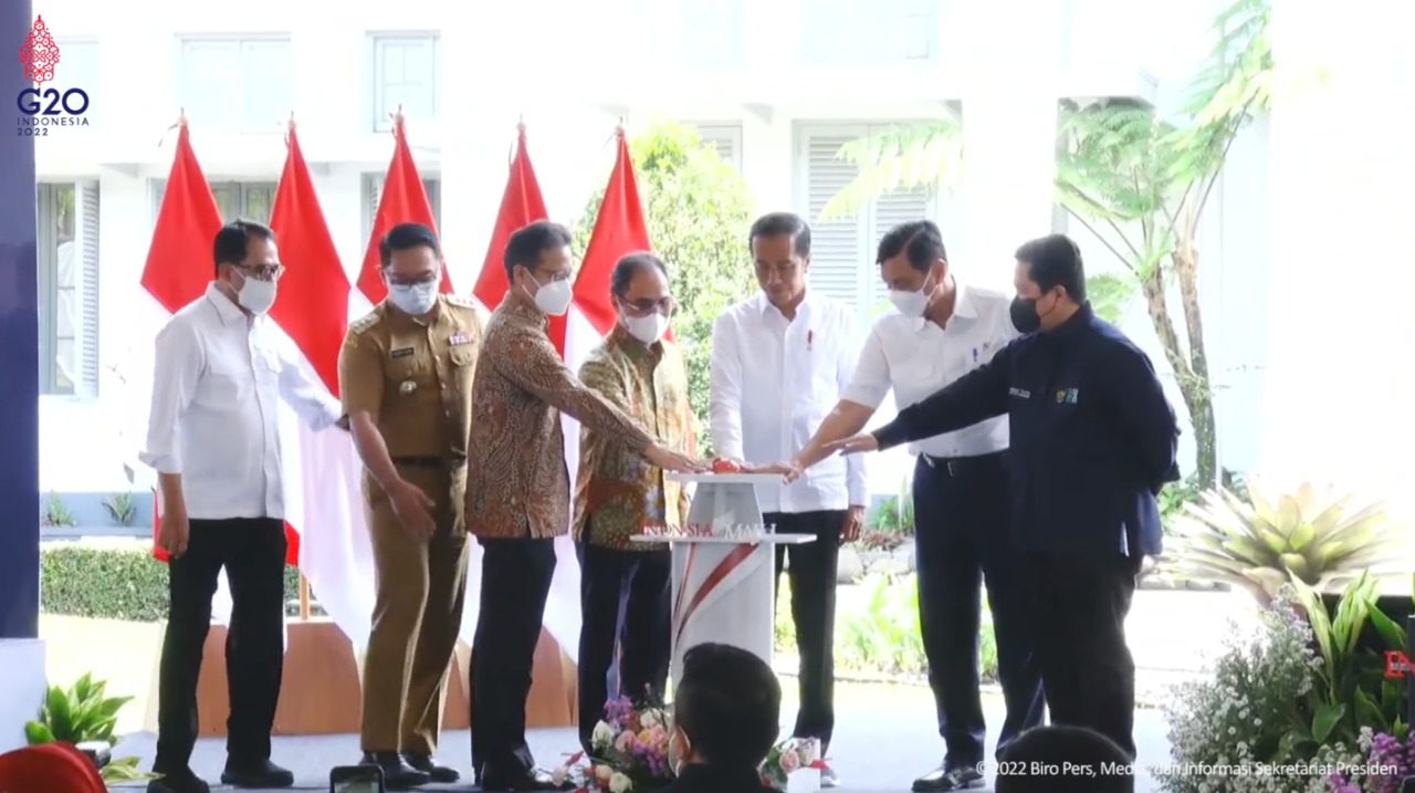 Presiden RI Joko Widodo meluncurkan sekaligus meninjau penyuntikan perdana vaksin COVID-19 produksi dalam negeri yaitu Vaksin IndoVac, di pabrik PT Bio Farma, Bandung, Jawa Barat, Kamis (13/10/2022).