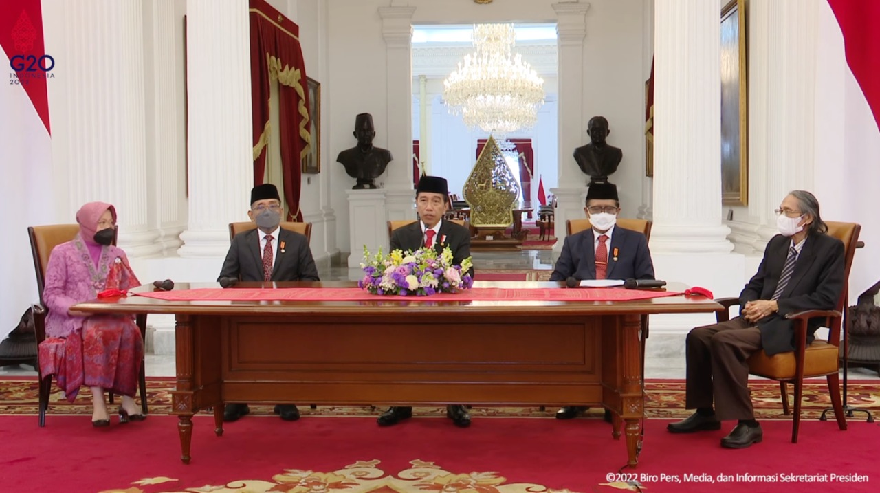 Presiden Joko Widodo memberikan keterangan terkait Hari Pahlawan tahun 2022 di Istana Merdeka, Jakarta, pada Senin, 7 November 2022. Foto: BPMI Setpres/Muchlis Jr.