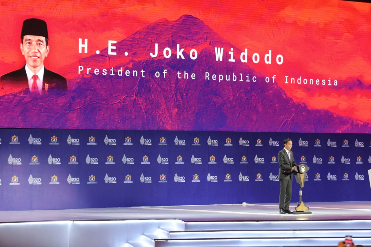 Presiden Jokowi berbicara di B20 Summit, Senin (14/11/2022), di BNDCC, Bali. (Foto: Humas Setkab/Rahmat)
