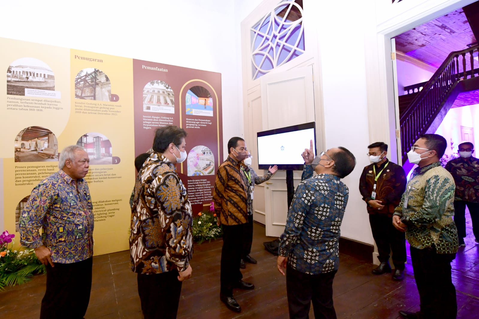 Presiden Joko Widodo menerima penjelasan mengenai sejarah Gedung A. A. Maramis, Kementerian Keuangan, Jakarta, dari Menteri Koordinator Bidang Perekonomian Airlangga Hartarto dan Sekretaris Jenderal Kementerian Keuangan Heru Pambudi, pada Rabu, 21 Desembe