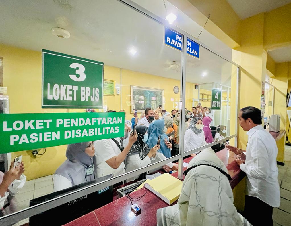 Presiden Joko Widodo meninjau aktivitas pelayanan BPJS Kesehatan di Rumah Sakit Umum Daerah (RSUD) Arifin Achmad, Kota Pekanbaru, Provinsi Riau, pada Rabu, 4 Januari 2023. Foto: BPMI Setpres/Laily Rachev