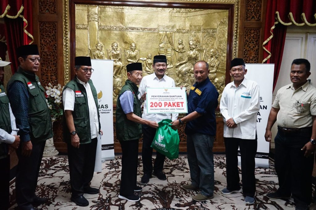 Badan Amil Zakat Nasional (Baznas) Provinsi Jawa Tengah menyerahkan 200 paket sembako untuk korban bencana banjir di Kabupaten Pati. 