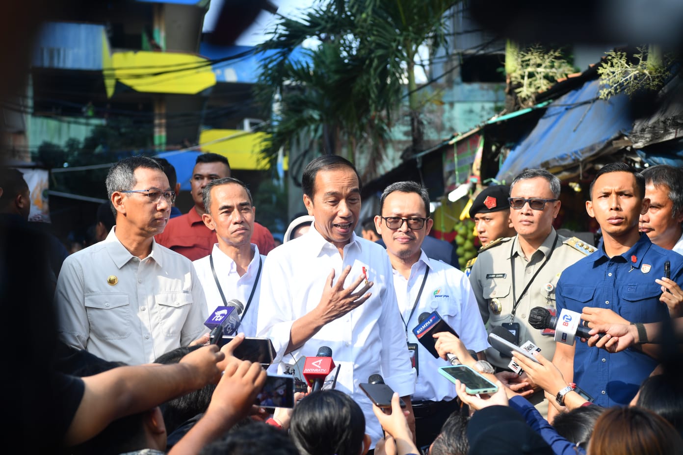 Presiden Joko Widodo memberikan keterangan di hadapan awak media di Pasar Palmerah, Jakarta, pada Senin, 26 Juni 2023. Foto: BPMI Setpres
