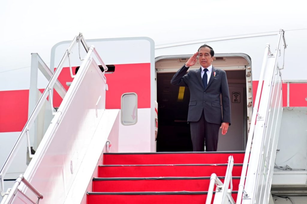 Presiden Jokowi bertolak dari Bandara Internasional Kualanamu, Sumut menuju Afrika, Minggu (20/08/2023). (Foto: BPMI Setpres)


