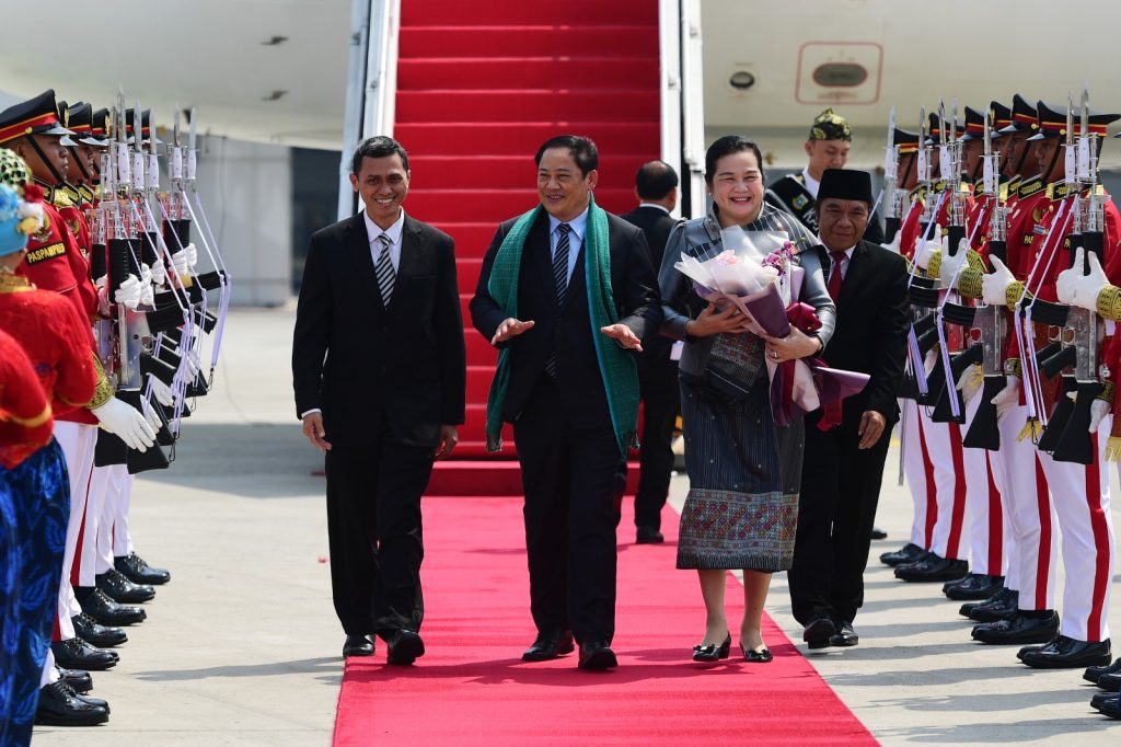 PM Laos Sonexay Siphandone beserta pendamping tiba di tanah air disambut oleh Pj Gubernur Banten Al Muktabar dan Staf Ahli Menteri Bidang Hubungan Kelembagaan dan Masyarakat, Kemendikbudristek, Muhammad Adlin Sila, Senin (04/09/2023), di Bandara Soekarno-