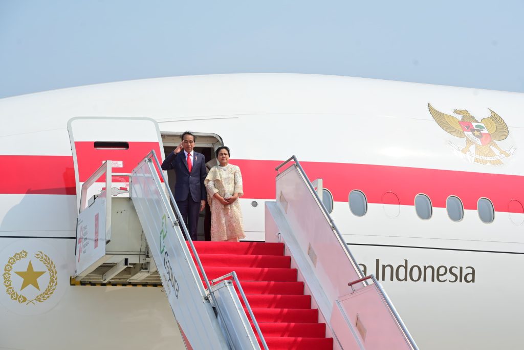 Presiden Jokowi bersama Iriana bertolak dari Bandara Internasional Soekarno Hatta, Tangerang, Banten, Jumat (08/09/2023). (Foto: BPMI Setpres)