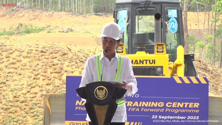 Presiden RI Joko Widodo (Jokowi) melakukan peletakan batu pertama (groundbreaking) pusat pelatihan sepak bola nasional atau National Training Center di kawasan Ibu Kota Nusantara (IKN), Kabupaten Penajam Paser Utara, Provinsi Kalimantan Timur, Jumat (22/0