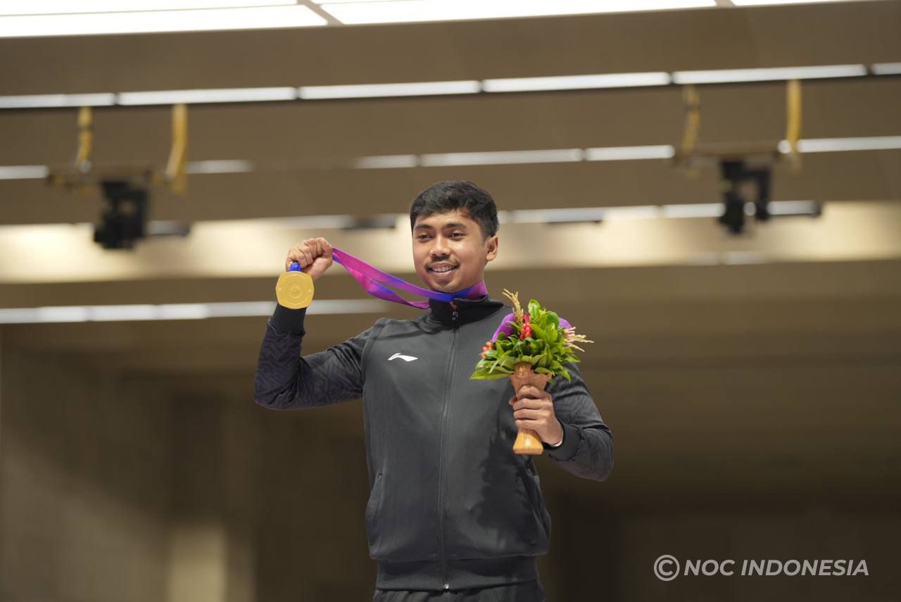 Indonesia akhirnya berhasil meraih emas pertama di Asian Games 2023 melalui cabang olahraga (cabor) menembak pada Senin (25/9) siang. Medali tersebut dipersembahkan oleh Muhammad Sejahtera Dwi Putra, di nomor 10 meter running target putra
