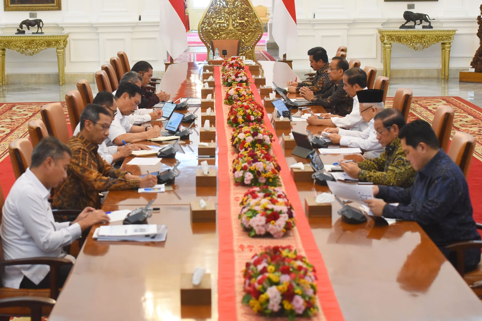 Presiden Jokowi memimpin ratas mengenai integrasi moda transportasi publik, di Istana Merdeka, Jakarta, Rabu (27/09/2023). (Foto: Humas Setkab/Rahmat)


