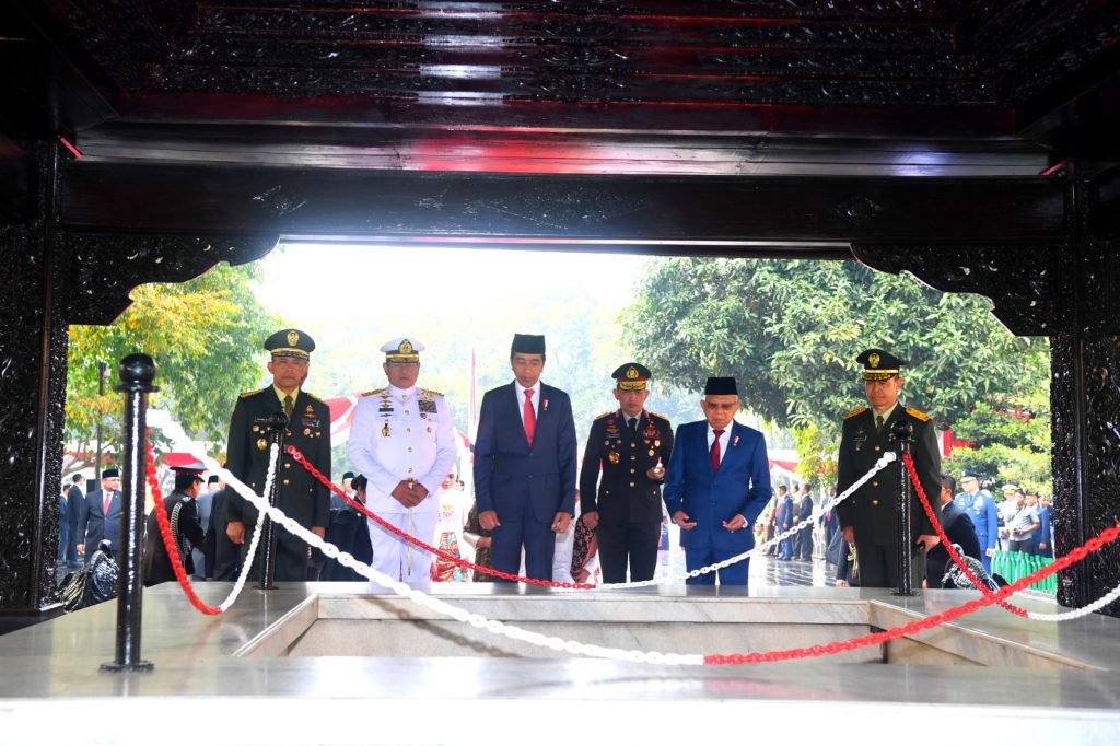 Presiden Jokowi dan Wapres Ma’ruf Amin meninjau sumur Lubang Buaya usai memimpin Upacara Peringatan Hari Kesaktian Pancasila, Minggu (01/10/2023), di Jakarta Timur. (Foto: BPMI Setpres)



