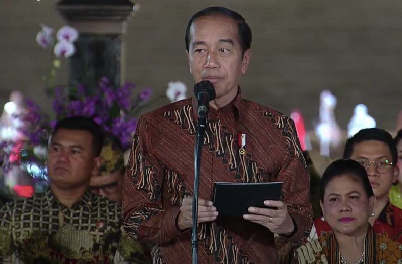 Presiden Jokowi membuka Istana Berbatik, di halaman Istana Merdeka, Jakarta, Minggu (01/10/2023). (Sumber: Tangkapan Layar)
