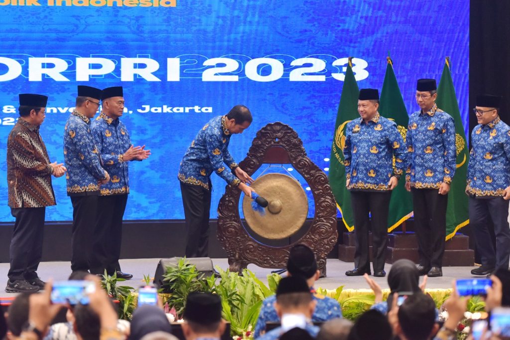 Presiden Jokowi didampingi Menko PMK Muhadjir Effendy, Menteri PANRB Abdullah Azwar Anas, Mendagri Tito Karnavian, Seskab Pramono Anung, Pj Gubernur DKI Jakarta Heru Budi Hartono, dan Ketua Dewan Pengurus Nasional Korpri Zudan Arif Fakrulloh membuka Raker