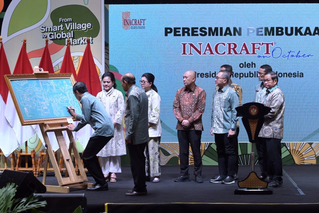 Presiden Jokowi membuka pameran produk kerajinan Inacraft on October 2023, Rabu (04/10/2023), di JCC, Jakarta. (Foto: Humas Setkab/Oji)

