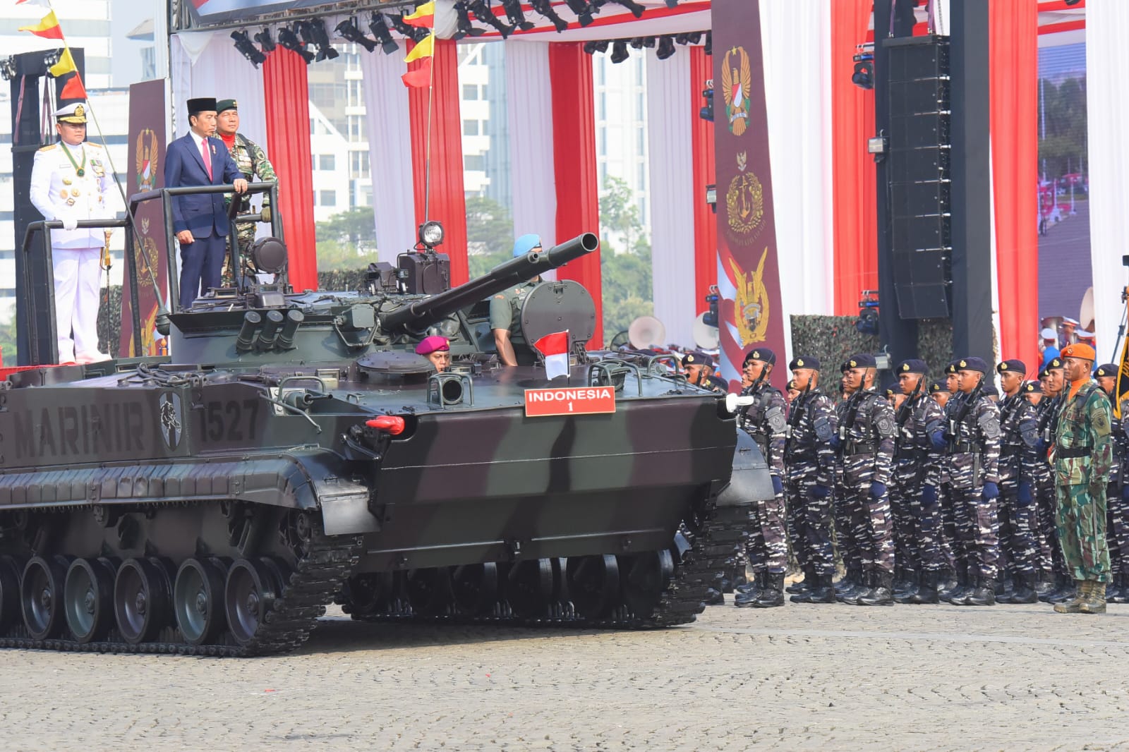 Presiden Jokowi didampingi Panglima TNI Marsekal Yudo Margono memeriksa pasukan pada Upacara HUT ke-78 TNI, di Lapangan Monas, Jakarta, Rabu (05/10/2023). (Foto: Humas Setkab/Rahmat)
