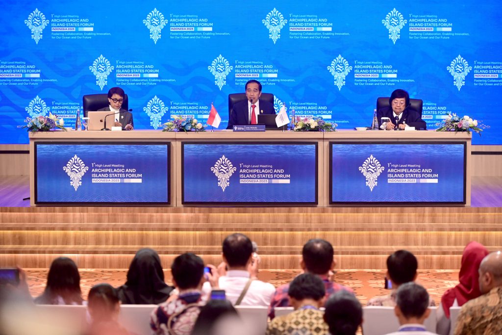 Presiden Jokowi didampingi Menlu Retno Marsudi dan Menteri LHK Siti Nurbaya Bakar memberikan keterangan pers usai Penutupan KTT AIS Forum 2023, di BNDCC, Bali, Rabu (11/10/2023). (Foto: BPMI Setpres)


