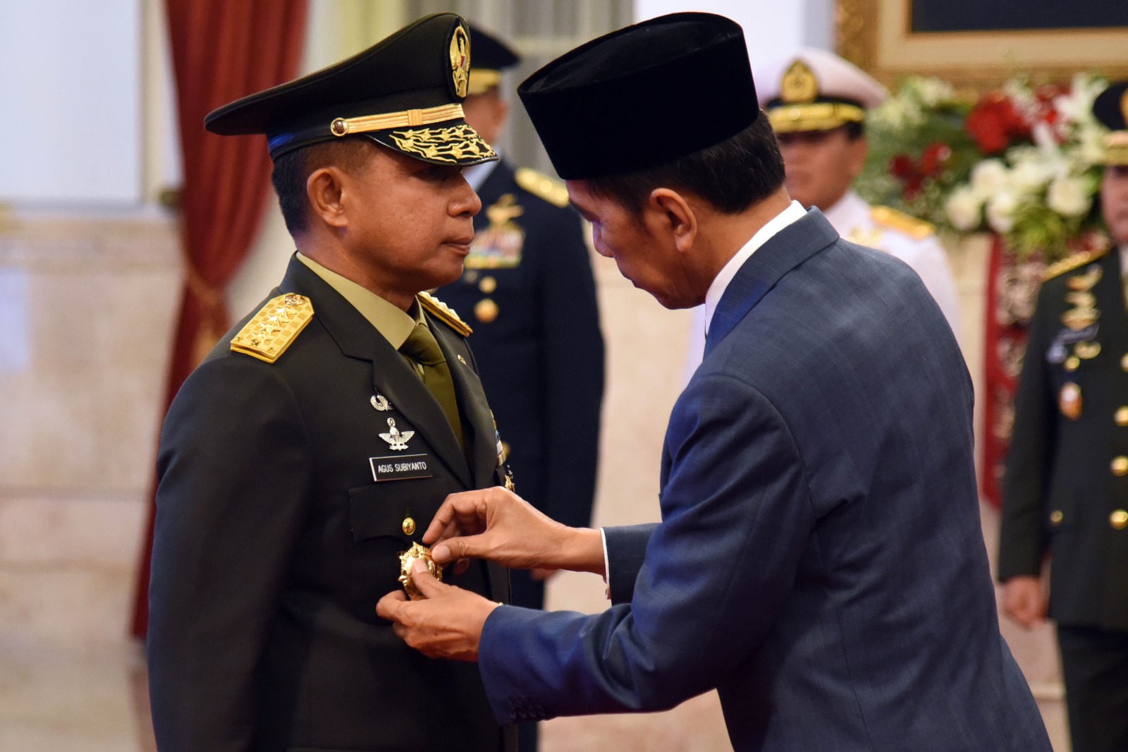 Presiden Jokowi menyematkan lencana kepada KSAD Jenderal Agus Subiyanto, Rabu (25/10/2023), di Istana Negara, Jakarta. (Foto: Humas Setkab/Rahmat)


