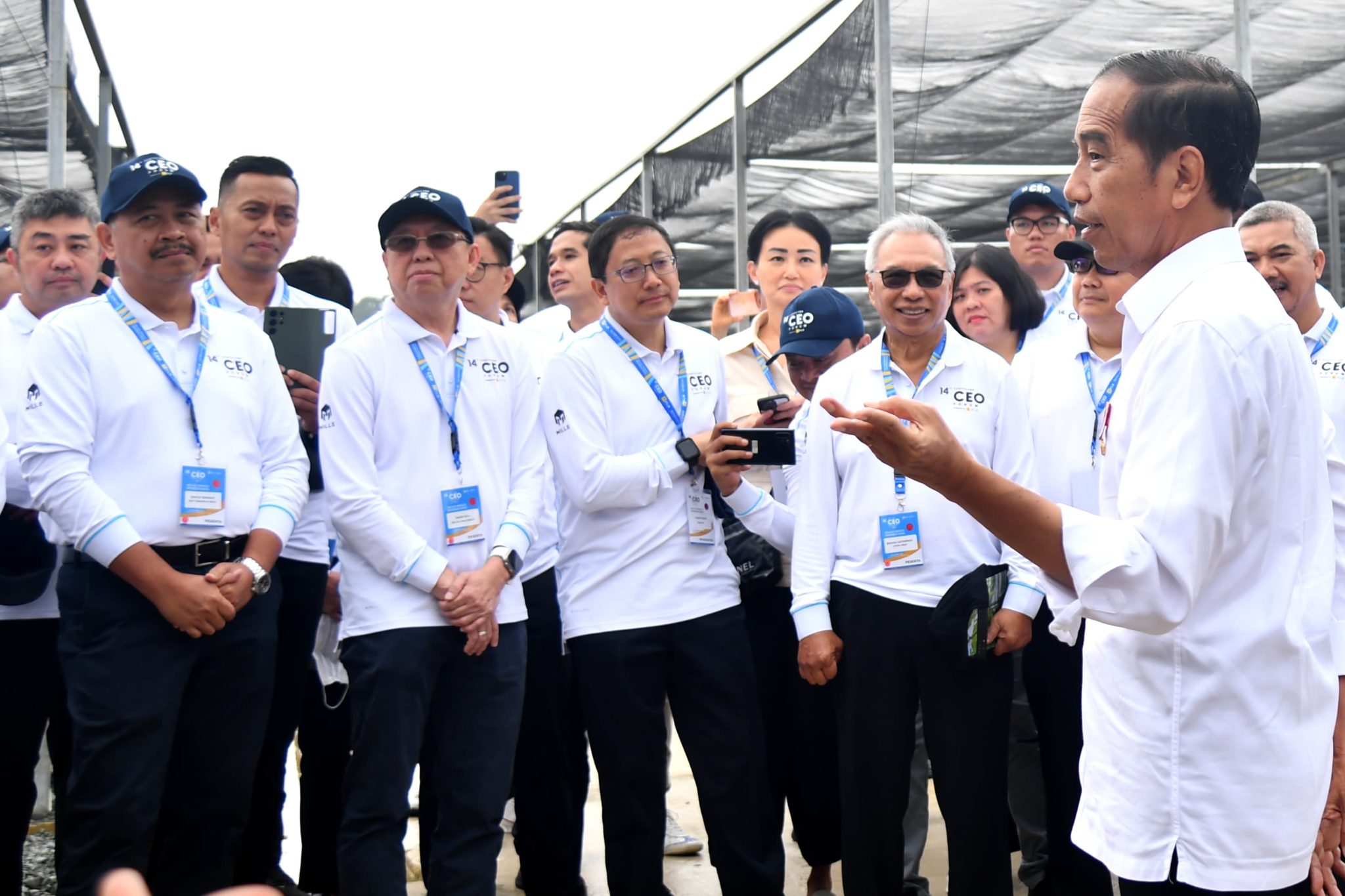 Presiden Jokowi mengajak sejumlah pemimpin perusahaan meninjau Persemaian Mentawir, Penajam Paser Utara, Kalimantan Timur, Kamis (02/11/2023). (Foto: BPMI Setpres)