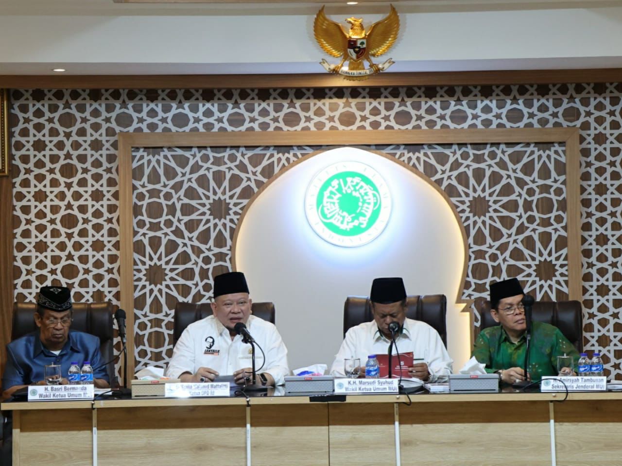 Ketua DPD RI AA LaNyalla Mahmud Mattalitti mengunjungi Kantor Pusat Majelis Ulama Indonesia (MUI) yang terletak di Jalan Pegangsaan, Jakarta Pusat, Kamis (2/11/2023). Kunjungan ini dalam rangka mengundang MUI Pusat untuk bersama hadir pada 10 November men