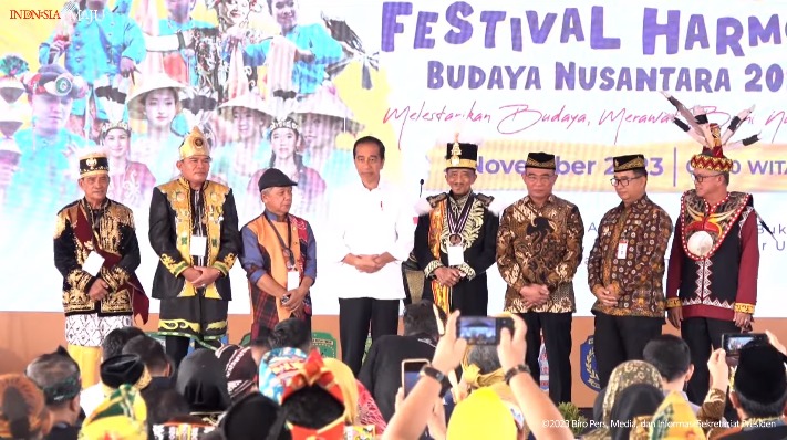 Presiden Jokowi saat menghadiri Festival Harmoni Budaya Nusantara di Lapangan Taruna, Sepaku, Kabupaten Penajam Paser Utara, Kalimantan Timur, Jumat (3/11/2023) pagi. (Sumber: Tangkapan Layar)