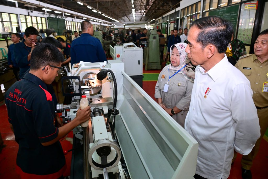 Presiden Jokowi meninjau proses pembelajaran di SMK Negeri 1 Purwakarta, Kabupaten Purwakarta, Jawa Barat, Kamis (09/11/2023). (Foto: BPMI Setpres)